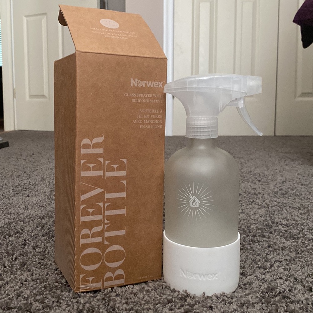 COPY - Forever Glass Bottle Sprayer by Norwex. BNWT. Slip-Resistant silicone sl…
